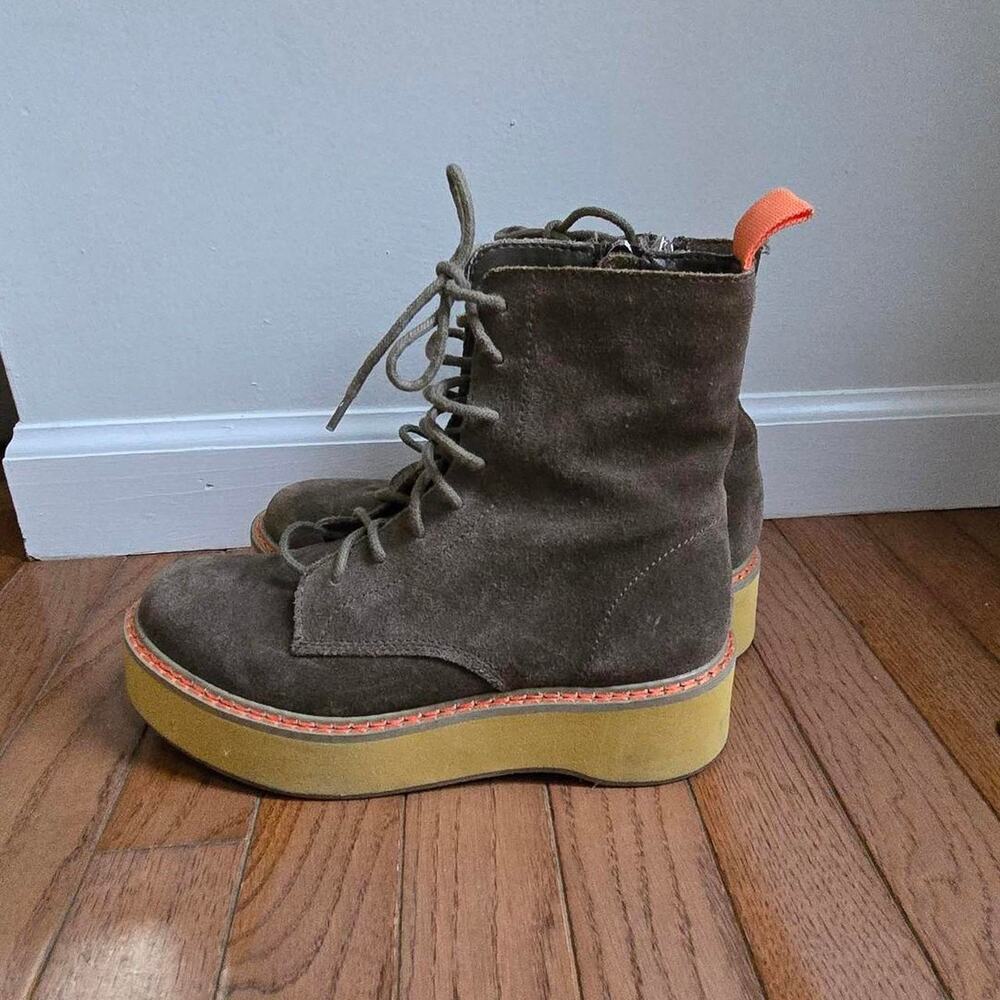 urban outfitters lace up combat ankle boots 7 womens. one boot missing pull tab